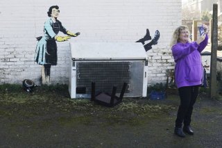 Une nouvelle œuvre de l'artiste de rue Banksy, intitulée " Valentine's Day Mascara ", est apparue sur la façade d'un bâtiment à Margate, en Angleterre, mardi 14 février, le jour des amoureux.
